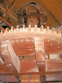 Spoorwiel met daarboven de luitafel