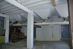 De zes opslagbunkers (begane grond)