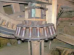 Conische bovenschijfloop met stalen staven die om hun eigen as kunnen draaien