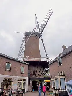 November 2013. Onder de stelling zit de dichtgemetselde voormalige (belt)deur naar de stellingtrap.