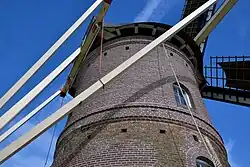 Verhoogde romp. Let op de stijgergaten van de oorspronkelijke en gerestaureerde molen.