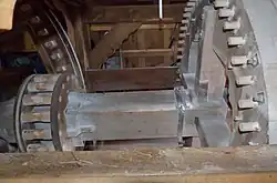 Overbrenging van waterwiel (links) naar maalstoel (rechts)