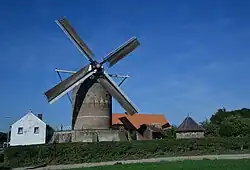 Molenaarswoning (links), torenmolen en waterput