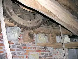 Varkenswiel, tandkrans en houten kardoezen bij een torenmolen