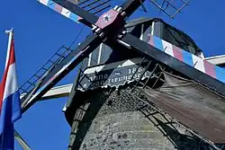 Kap met dakleer. Binnenroe geklonken, buitenroe gelast.