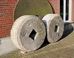 Kantstenen en ijzeren ligger