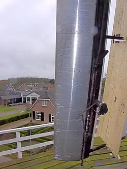 Klepkoppelstang met daaronder de regulateurveer met regulateurketting en regulateurstang (onderste stang) Wilpermolen