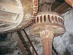 Spoorwiel met steenrondsel