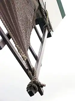 Onderhoektouwknopen van het zeil. Let op wijze van vastzetten.