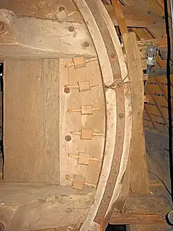 Achterkant bovenwiel en vangrust met rijklamp