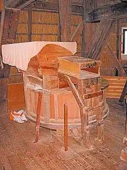 Maalstoel met veevoederkoppel