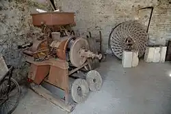 Maalkoppel met verticale maalstenen