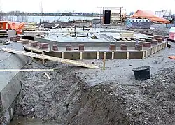 Fundament met op achtergrond De Steendert