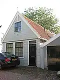 Houten huis met zadeldak