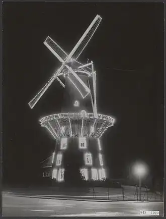 In Nederland worden molens verlicht tijdens de kerstperiode als kerstgebruik. Op de foto molen De Valk (Leiden), 1955