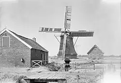 De poldermolen naast het gemaal (1942)
