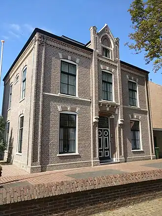 De pastorie naast de kerk is een gemeentelijk monument.