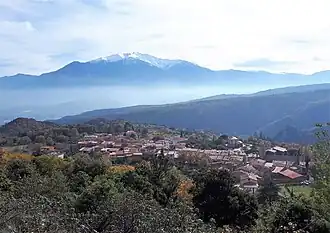 Gezicht op Molitg-les-Bains en de Pic du Canigou