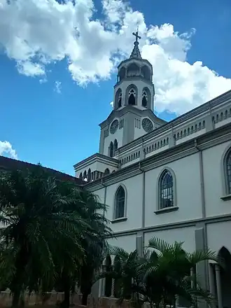 De toren van het klooster in Claraval