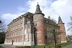 Kasteel van Monceau-sur-Sambre, entreepaviljoen en oude pastorieën: gevels en daken
