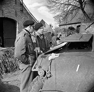 Brigadier RW Moncel (links) en Majoor-General Christopher Vokes, commandant van 4th Canadian Armoured Division, observeren een Duitse tegenaanval, Sögel, Duitsland