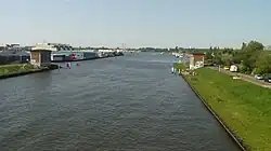 Het Amsterdam-Rijnkanaal met de "schuivenhuisjes" van waaruit de syphonsluis wordt bediend, gezien vanaf de Amsterdamsebrug.