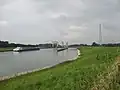 Monding van het Amsterdam-Rijnkanaal in de Waal bij Echteld met de Prins Bernhardsluizen op de achtergrond.