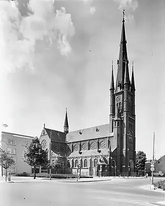 De Monicakerk in 1970 gezien vanuit het noorden. Op de voorgrond het kruispunt van de Oudenoord met de Herenweg.