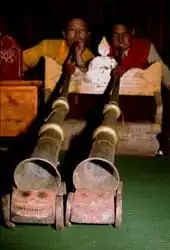 Monniken bespelen de Dungchen