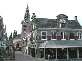 Zicht op de Waag en de Speeltoren van Monnickendam