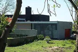 Garage met pad naar de voordeur van Huis Van den Doel