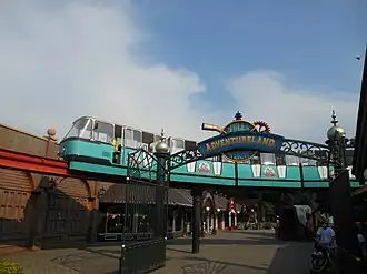 Monorail met het voormalige hek van Jules Verne Adventureland op de voorgrond (2016).