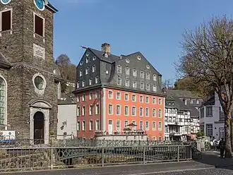Das Rote Haus in straatzicht