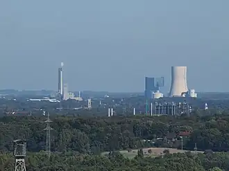 Kolencentrales Datteln, links de 3 oude, in 2014 stilgelegde centrales, rechts de nieuwe