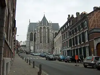 Rue du Mont Saint-Martin, die de wijk in voert