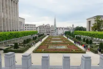 De esplanade met zicht op de Brusselse binnenstad en de toren van het Stadhuis van Brussel