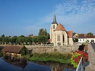 De Loing, de openbare wasplaats en de kerk