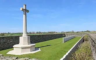 Overzicht met Cross of Sacrifice