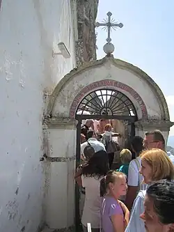 Rij met gelovigen voor de kerk bij het klooster