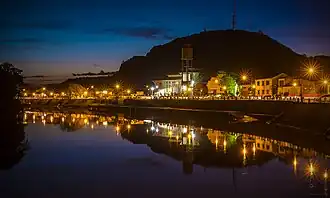 De rivier de Caí en de heuvel Morro São João in Montenegro