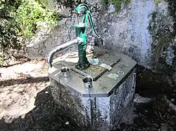 Heilige waterbron tussen de kerk en het klooster