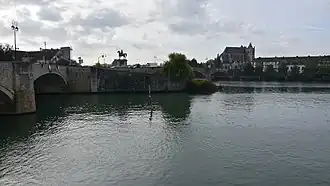 De samenvloeiing van de Seine (links) en de Yonne en het standbeeld van Napoleon Bonaparte