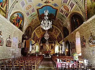 De 18e-eeuwse kerk Notre-Dame is bekend wegens haar interieur. Guillaume Fouace schilderde in 1879 18 schilderijen over het leven van Christus.