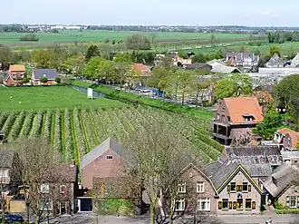 Op de voorgrond is de IJsselkade zichtbaar en daarachter de Doeldijk (parallel aan de Montfoortse Vaart)