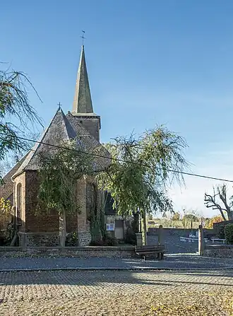 Kerk en toegang tot het kerkhof