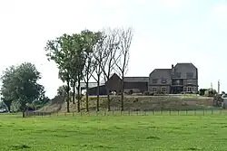 Ferme de Montjoie of des Burettes: voormalig versterkt eigendom van de Tempeliers op een motte