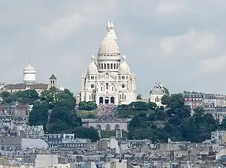 Zicht op de Sacré-Cœur met links de Saint-Pierre de Montmartre en de watertoren.
