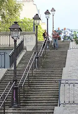 Een van de vele trappen die de heuvel op leidt