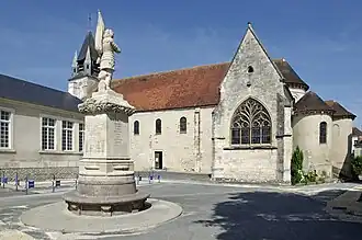 De kapittelkerk Notre-Dame met ervoor een standbeeld van Jeanne d'Arc, die in 1429-1430 regelmatig in de stad verbleef
