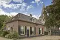 Eenvoudig dwarshuisje nabij de kerk